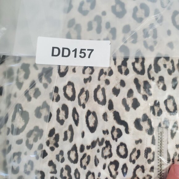 Chicos Womens Animal Print Zip Front Top Size 3 US XL V Neck 3/4 Sleeve Roll Tab - Picture 9 of 9